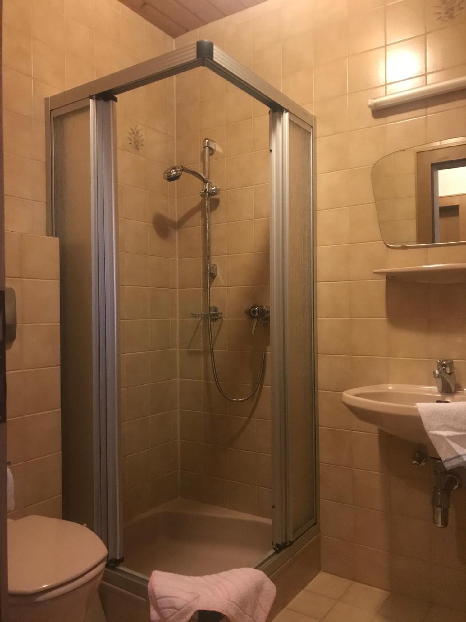 Gasthof Wacht Untertilliach Room photo